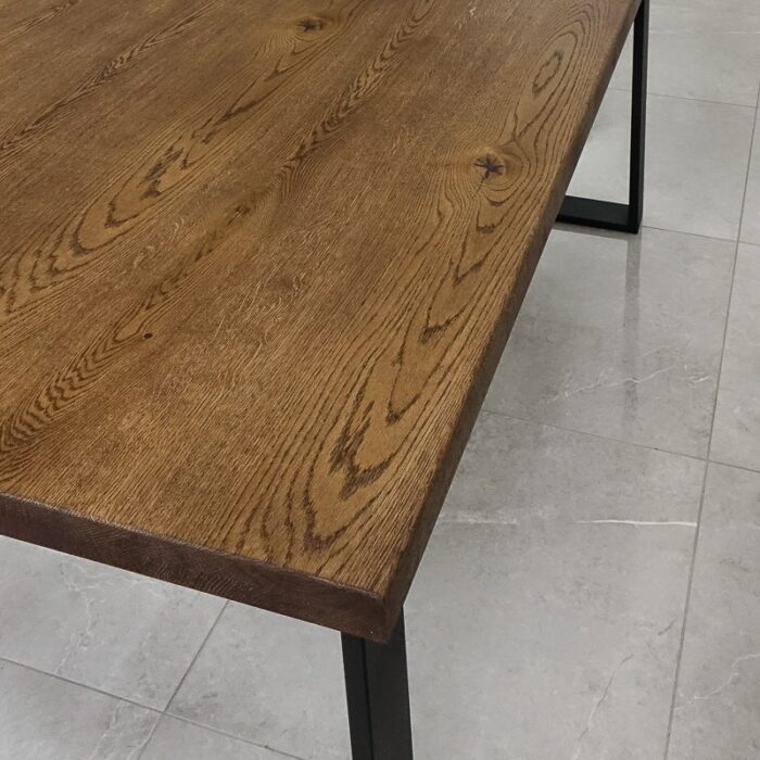 Bordskiva-Solid-48-mm-grundoljad-brun3.jpg Träbord med metallben på klinkergolv.