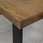 Närbild av ett träbordshörn.