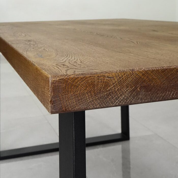 Bordskiva-Solid-48-mm-grundoljad-brun5.jpg Närbild av träbord med metallben.