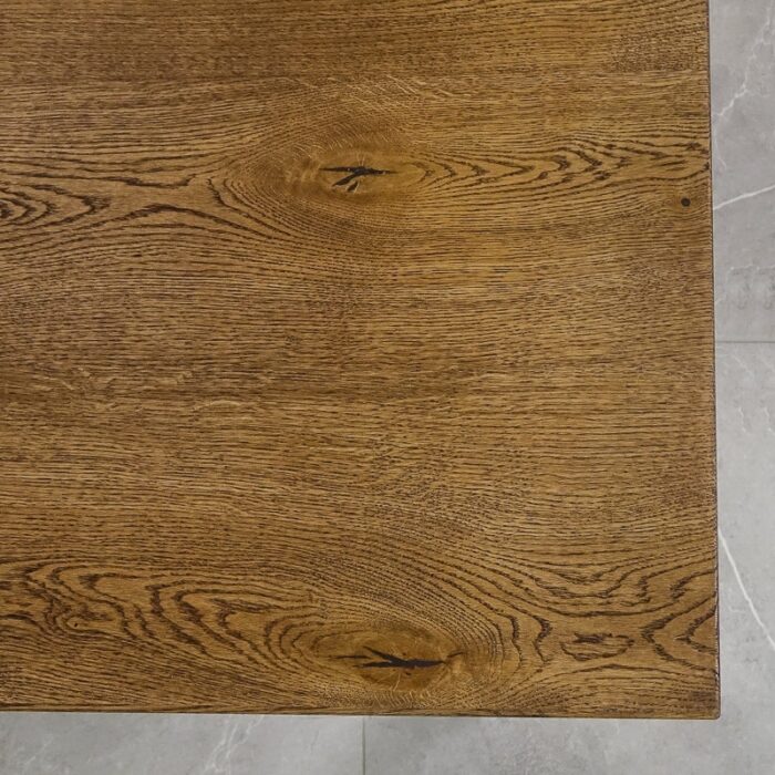 Bordskiva-Solid-48-mm-grundoljad-brun6.jpg Brunt träbord med synlig ådring