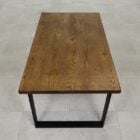 Rektangulärt träbord med metallben