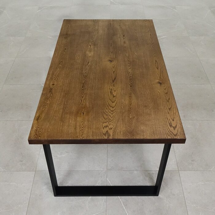 Bordskiva-Solid-48-mm-grundoljad-brun9.jpg Rektangulärt träbord med metallben