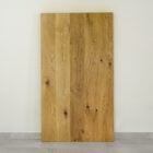 Träskiva lutad mot vit vägg