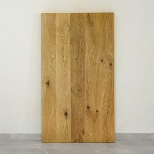 Träskiva lutad mot vit vägg