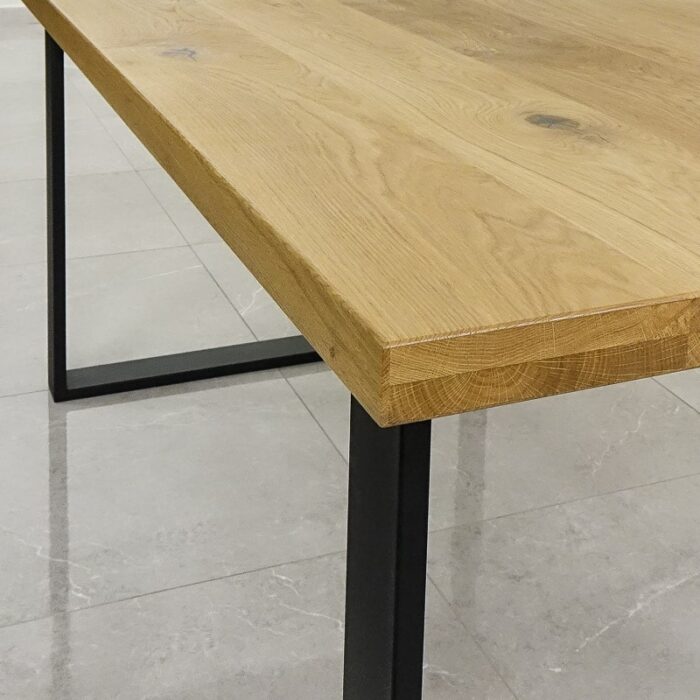 Bordskiva-Solid-48-mm-grundoljad2.jpg Träbord med metallben på klinkergolv.