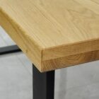 Närbild på träbordshörn