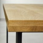 Närbild av trämöbelhörn.