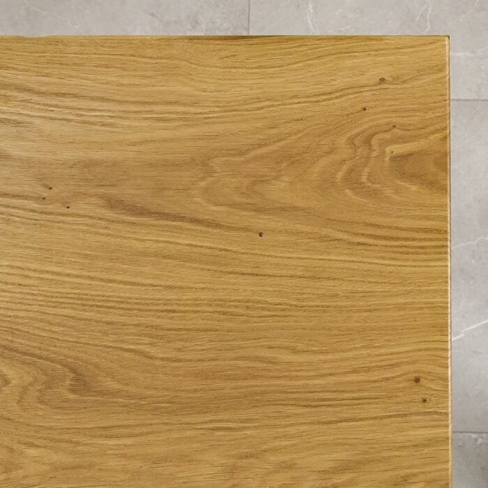 Bordskiva-Solid-48-mm-grundoljad7.jpg Träbord med tydlig ådring, ljusbrun nyans.