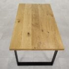 Träbord med metallben på kakelgolv.