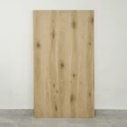 Träplanka mot en vit vägg