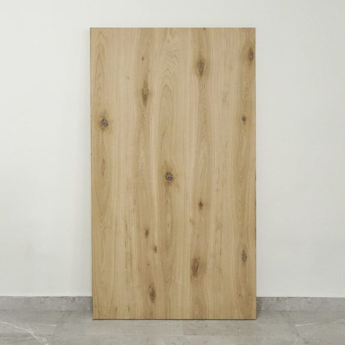 Bordskiva-Solid-48-mm-obehandlad10.jpg Träplanka mot en vit vägg