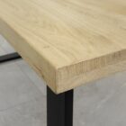 Träbord med metallben på stengolv