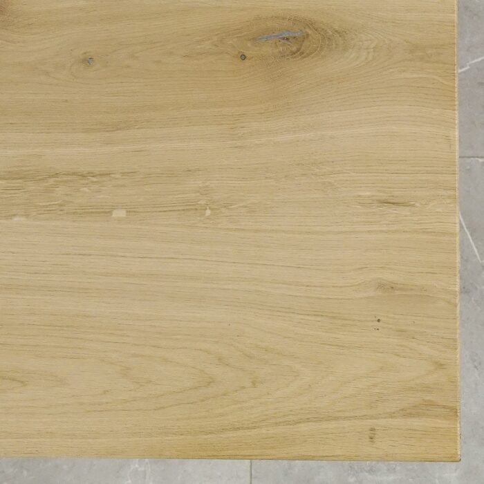 Bordskiva-Solid-48-mm-obehandlad5.jpg Närbild på ljus träyta