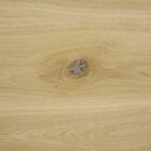 Närbild av en träplanka med kvistmönster.