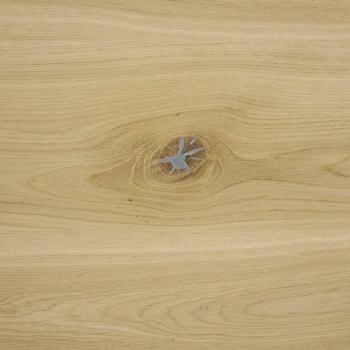 Bordskiva-Solid-48-mm-obehandlad6.jpg Närbild av en träplanka med kvistmönster.