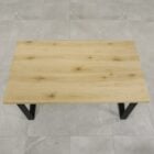 Träbord med svarta ben på kakelgolv.