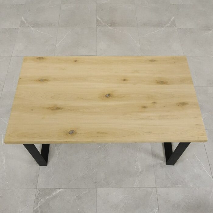 Bordskiva-Solid-48-mm-obehandlad8.jpg Träbord med svarta ben på kakelgolv.