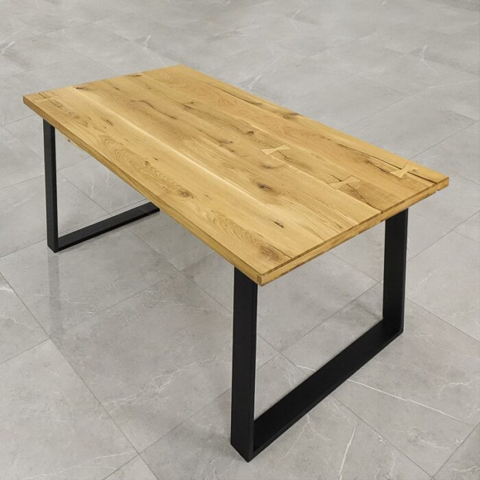 Bordsskiva-Antique-1-Grundoljad-1.jpg Rektangulärt träbord med svarta metallben.