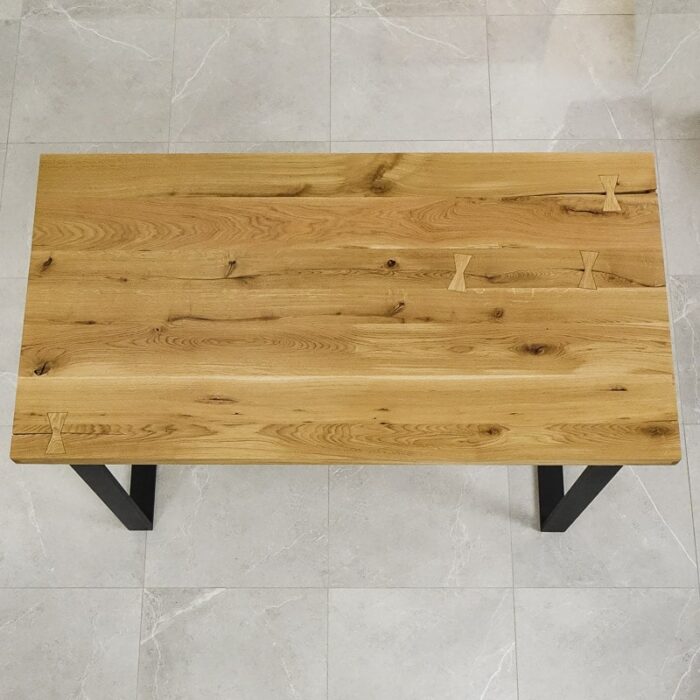 Bordsskiva-Antique-1-Grundoljad-10.jpg Träbord med stålben på kakelgolv.