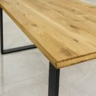 Träbord med metallben på stengolv