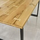 Träbord med metallben och fjärilskilar.