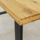 Träbordshörn med metallben.