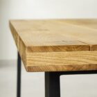 Närbild av träbordshörn