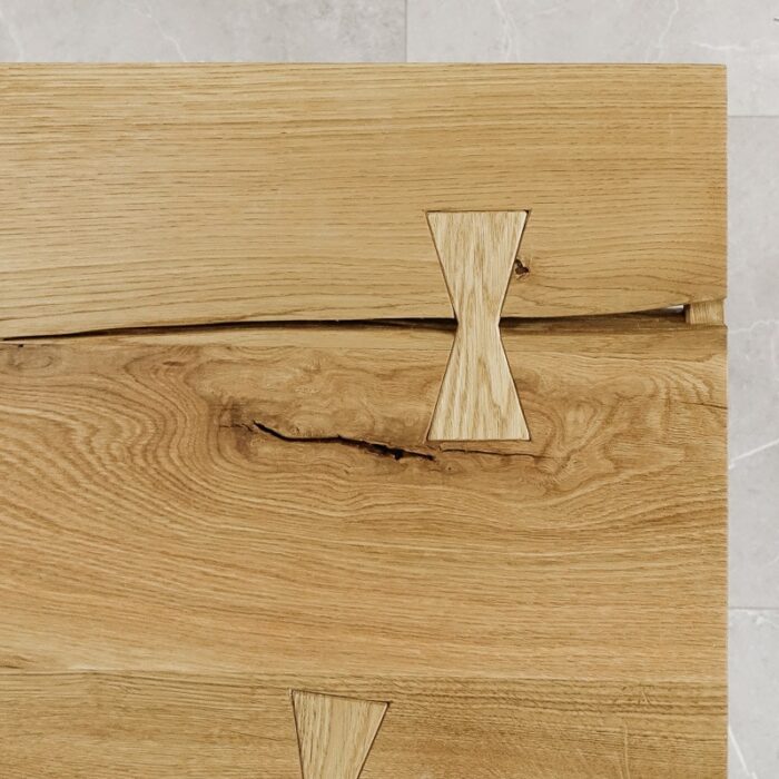 Bordsskiva-Antique-1-Grundoljad-6.jpg Trädetaljer med svalor i ek.