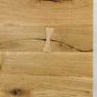 Träyta med fjärilsformad inläggning.