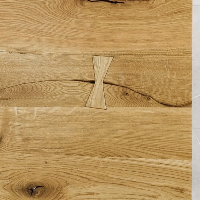 Bordsskiva-Antique-1-Grundoljad-7.jpg Träyta med fjärilsformad inläggning.