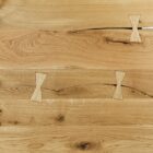 Trämönstrat bord med dekorativa inlägg