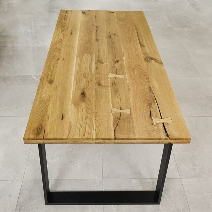 Bordsskiva-Antique-1-Grundoljad-9.jpg Rektangulärt träbord med metallben på stengolv.