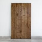 Handgjord träpanel lutad mot väggen