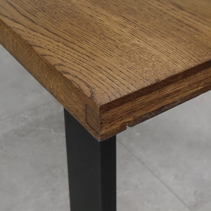 Bordsskiva-Antique-1-Grundoljad-Brun2.jpg Närbild på hörn av träbord