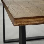 Rustikt träbord med metallben