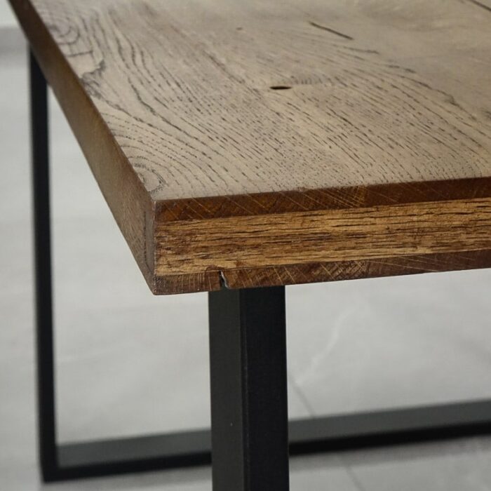 Bordsskiva-Antique-1-Grundoljad-Brun3.jpg Rustikt träbord med metallben