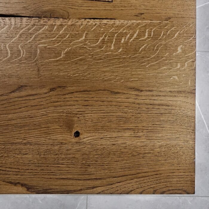 Bordsskiva-Antique-1-Grundoljad-Brun4.jpg Närbild av träyta med ådring och kvist.