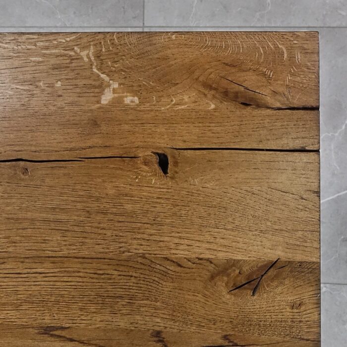 Bordsskiva-Antique-1-Grundoljad-Brun5.jpg Närbild av träplankor med kvistar