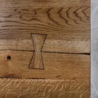 Träbord med fjärilsformad detalj.