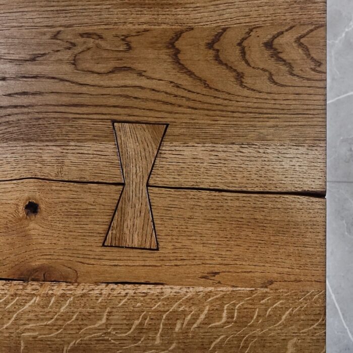 Bordsskiva-Antique-1-Grundoljad-Brun6.jpg Träbord med fjärilsformad detalj.