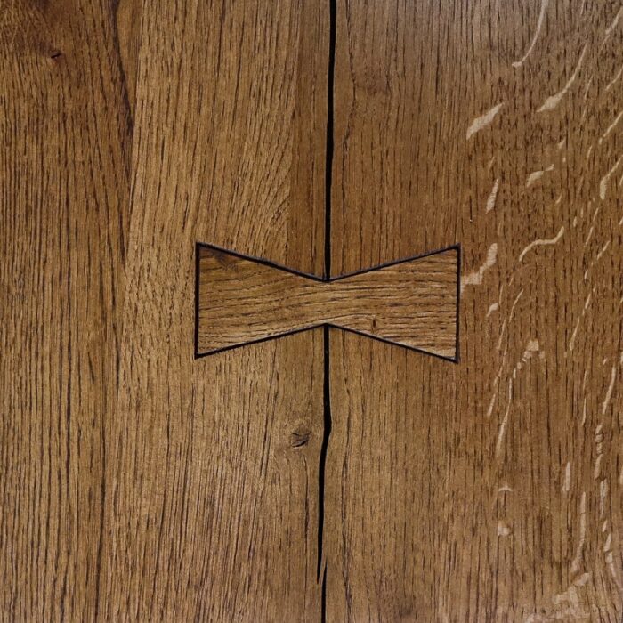 Bordsskiva-Antique-1-Grundoljad-Brun7.jpg Fjärilsformad fog i träbord