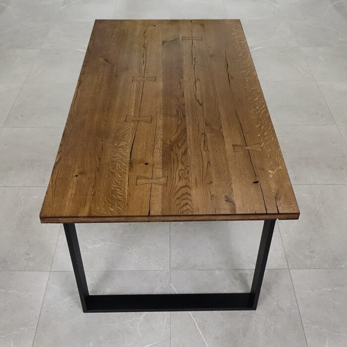 Bordsskiva-Antique-1-Grundoljad-Brun8.jpg Rektangulärt träbord med svarta metallben.