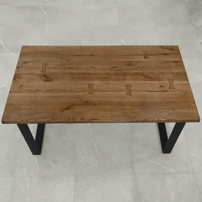 Bordsskiva-Antique-1-Grundoljad-Brun9.jpg Träbord med svarta ben på grått golv.