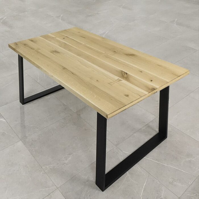 Bordsskiva-Antique-1-obehandlad1.jpg Träbord med metallben på klinkergolv.