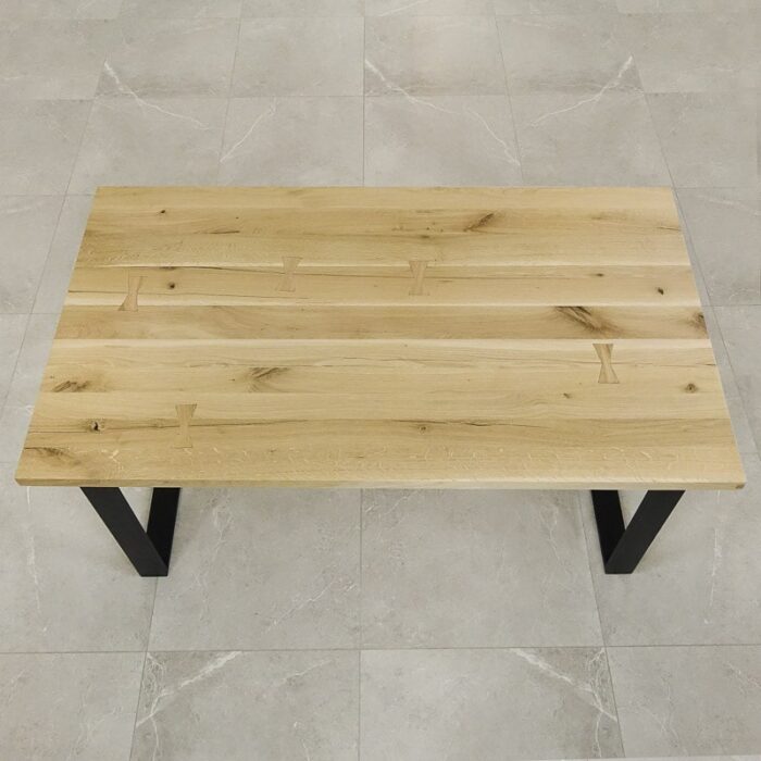 Bordsskiva-Antique-1-obehandlad10.jpg Träbord med svarta ben på klinkergolv.