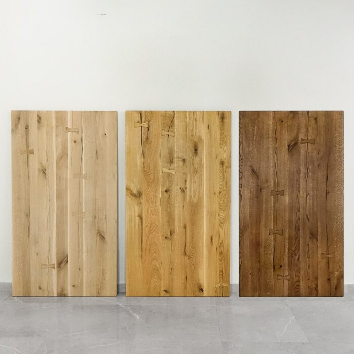 Bordsskiva-Antique-1-obehandlad13.jpg Tre träpaneler i olika färger mot vägg.