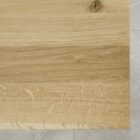 Närbild av träbordsyta med ådringar.