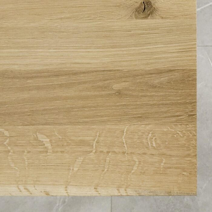 Bordsskiva-Antique-1-obehandlad6.jpg Närbild av träbordsyta med ådringar.