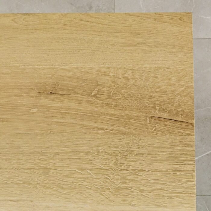 Bordsskiva-Antique-1-obehandlad7.jpg Närbild av trätextur på bordsskiva