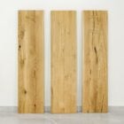 Tre rektangulära träpaneler med naturlig ådring.